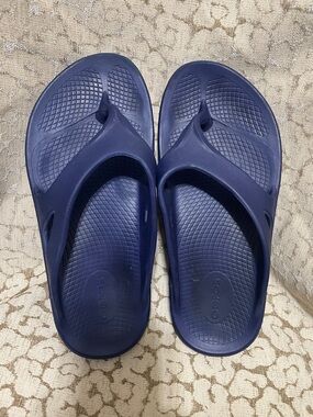 Oofos Navy Recovery Sandals Women Sz 8
